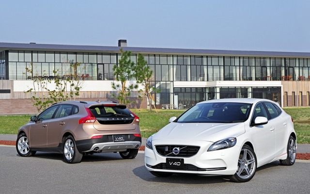 ボルボ・V40 T4 スポーツ（右）とV40 クロスカントリー T4 ノルディック