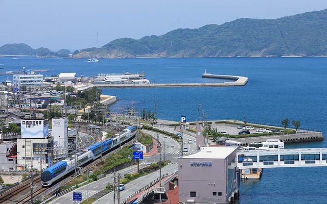 鳥羽の海岸付近を走る近鉄の観光特急『しまかぜ』。10月10日から京都～賢島間でも定期運転を開始する。
