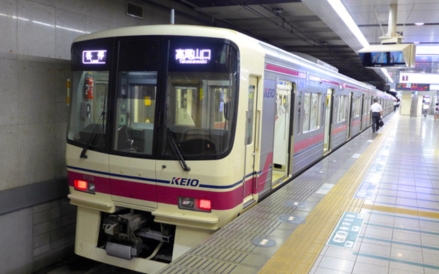 京王は9月から、京王線新宿駅と井の頭線渋谷駅のどちらでも乗降可能な定期券を発売する。写真は京王線新宿駅に停車中の電車