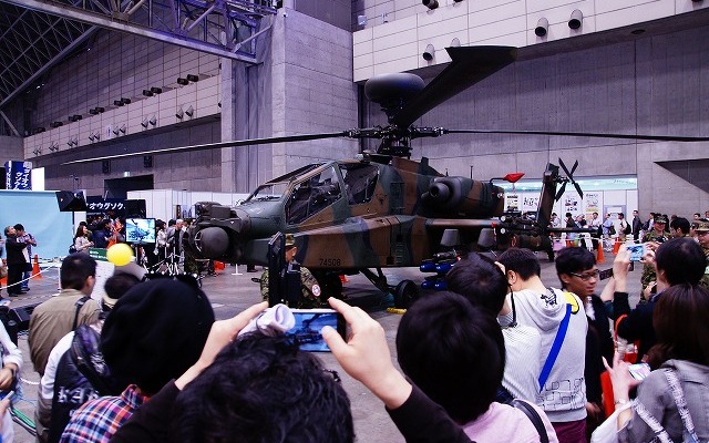 防衛省ブースに展示された戦闘ヘリ「AH-64D アパッチ ロングボウ」は大人気。記念撮影スポットと化していた。
