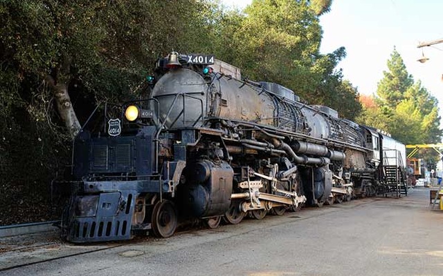 米ユニオン・パシフィック鉄道が動態復元を目指す世界最大級の蒸気機関車「ビッグボーイ」が4月28日、現在保管されているカリフォルニア州から動態復元に向けワイオミング州までの移動を開始した。写真は今回復元される4014号機