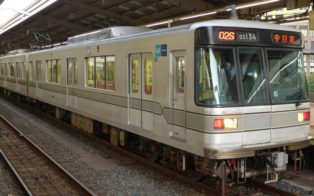 東京メトロと東武鉄道は、相互直通運転する日比谷線と東武スカイツリーライン（伊勢崎線）に新型車両を導入すると発表。写真は現在日比谷線を走る東京メトロ03系