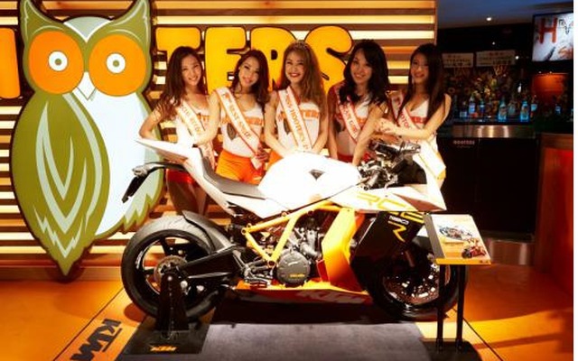 KTMジャパン、HOOTERS渋谷店にKTM 1190 RC8 Rを展示