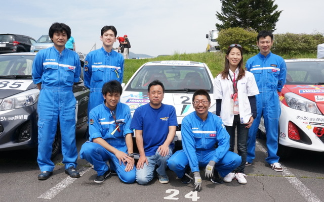 堤重之さん（中央）とネッツ静浜のサポートチーム