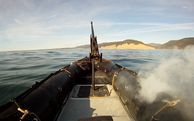 軍用ゴムボートの船体を燃やすADAMレーザーシステム