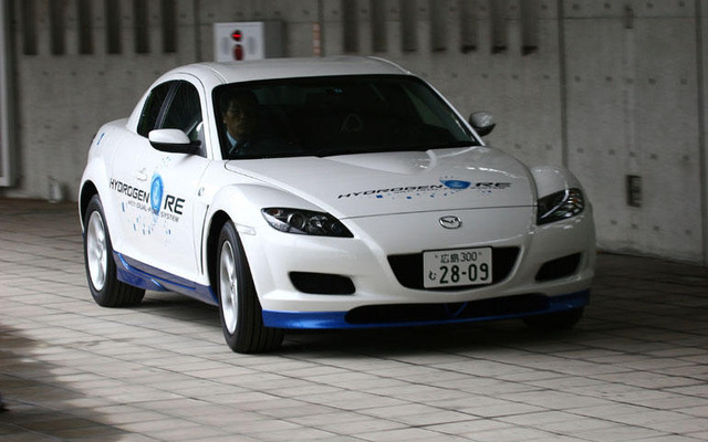 【東京モーターショー05】マツダ RX-8 水素RE、販売ひかえて試乗車も