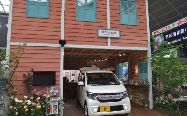 チョークペイントで欧風にメイキングされたホンダブース