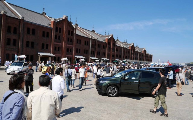 「横浜赤レンガ倉庫」で開催された「CAR MEET2014」には多数の来場者が訪れた