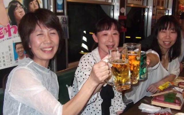 京阪は今年も大津線で、車内でビール飲み放題の「昭和レトロ　ビールde電車」を運行。写真は昨年の車内の様子