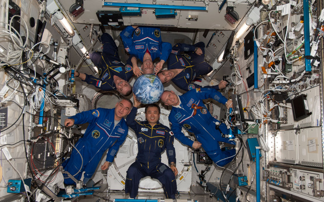 ISS日本実験棟「きぼう」船内実験室に集合した第39次長期滞在クルー（5月3日）（出典：JAXA／NASA）