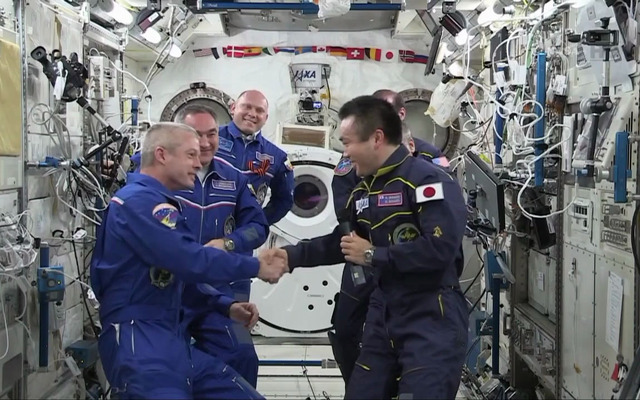 若田宇宙飛行士からスティーブン・スワンソン宇宙飛行士への指揮権移譲の様子（出典：JAXA／NASA）