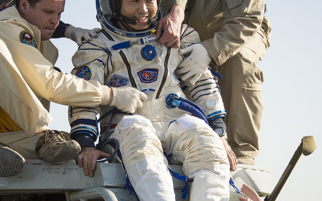 ソユーズ宇宙船の帰還カプセルから2番目に運び出された若田光一宇宙飛行士。