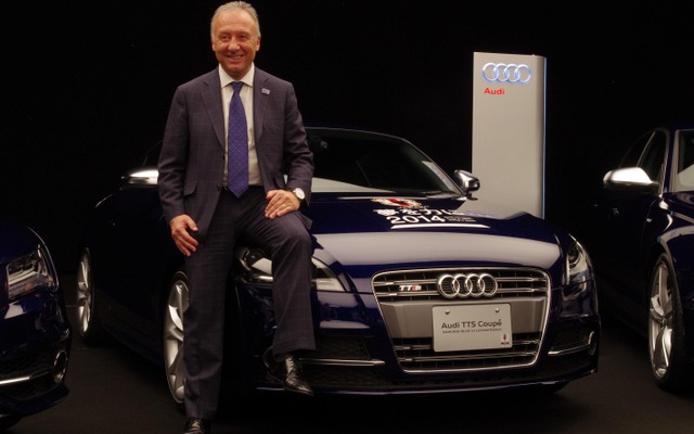 自ら選抜した「Audi×SAMURAI BLUE 11 Limited Edition」11台を発表したサッカー日本代表ザッケローニ監督