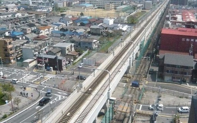高架化工事がほぼ完了しつつある近鉄奈良線の若江岩田～河内花園間（5月8日）。高架の下り線（左）と上り線（中央）、地上の上り線（右）が見える。下り線は2010年5月に高架線に切り替えられており、上り線も9月に高架線に切り替えられる予定だ。