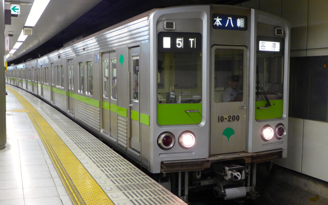 東京都交通局は、都営新宿線の全駅にホームドアを設置すると発表。2019年度までの整備完了を目指す。写真は新宿駅に停車する都営新宿線の10-000形