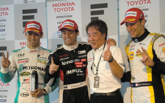 決勝レース1のトップ3。左から2位の中嶋一貴、優勝のオリベイラ&星野一義監督、3位のデュバル。