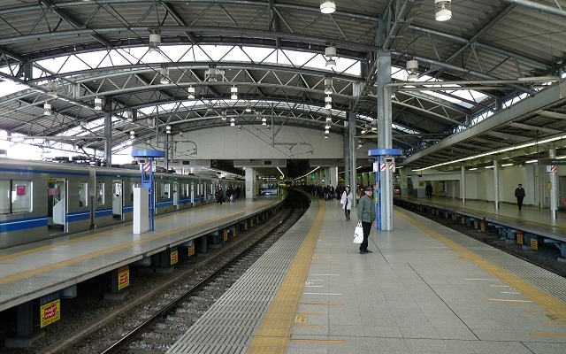 池袋線のターミナル・池袋駅。本年度はリニューアル工事に着手するほか、2017年度末のホームドア設置に向け設計に着手する。