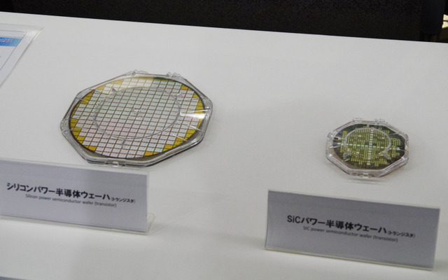 トヨタが20日、ハイブリッド車向けSiCパワー半導体を発表。右がSiCパワー半導体ウエハー