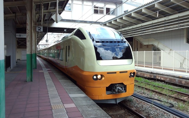 新潟駅に停車中のE653系1000番台。7月12日から『いなほ』の全定期列車がE653系1000番台に置き換わる。
