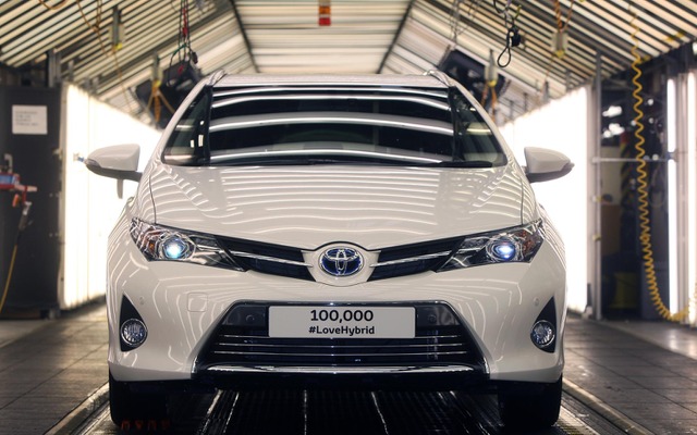トヨタのハイブリッド車の英国累計販売10万台目となったオーリス