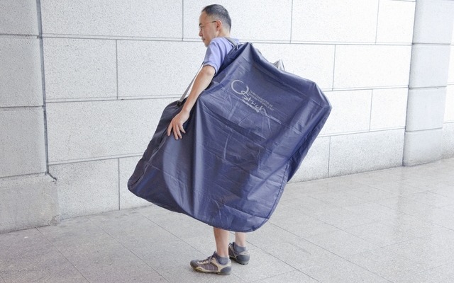 前後輪を外して専用の袋に収納。露出する部分はなく、問題なく車内に持ち込める（撮影：永田まさお）