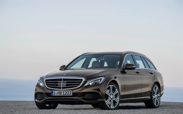 新型メルセデスベンツ Cクラス ステーションワゴン の「C300ブルーテックハイブリッド」