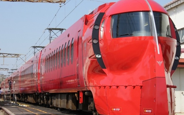 4月26日から運転を開始した50000系の赤いラピート編成。通常は難波～関西空港間で運用されているが、6月は通常運転されていない和歌山市方面に乗り入れるツアーが行われる。