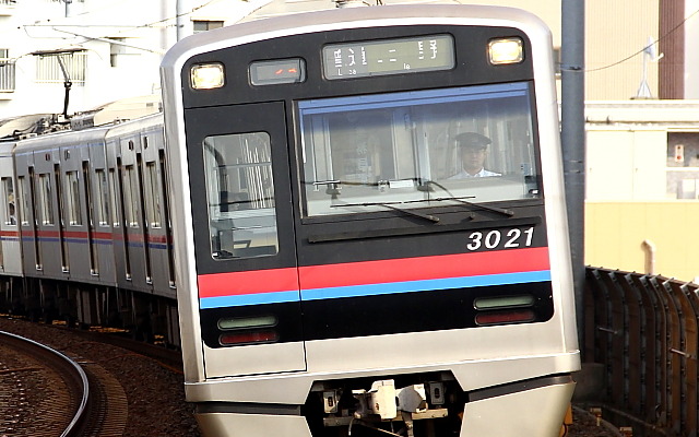 京成は2014年度の設備投資計画を発表。車両は3000形8両編成2本を新造する。写真は現在運行されている3000形