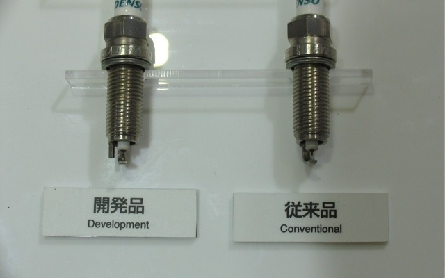 左が開発した気流誘導高着火スパークプラグ。右は従来品