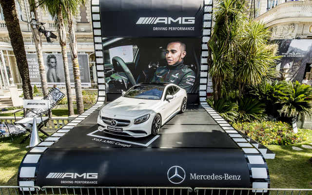 カンヌ国際映画祭でのメルセデスベンツ車（新型S63AMGクーペ）
