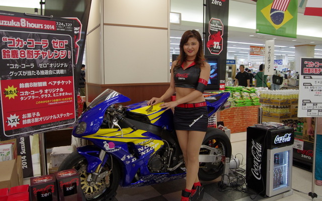MCをつとめた鈴鹿サーキットクイーンの板垣里奈さん