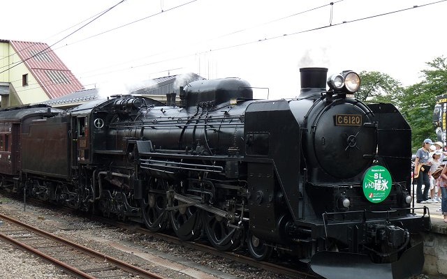 JR東日本は夏期、SL列車など多数の臨時列車を運転。写真は快速『SLレトロ碓氷』を牽引するD51形