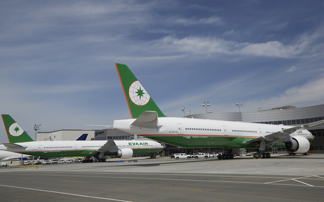 ボーイング、エバー航空にB777-300ERを2機同時に納入