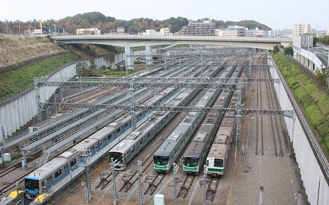 小田急多摩線の終点・唐木田駅の約500m先にある喜多見検車区唐木田出張所（唐木田車庫）。留置線のほか多摩線の延伸を想定した線路（写真右側の2線）が整備されている。