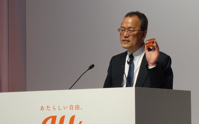 カードを手に「au WALLET」の説明をする田中社長