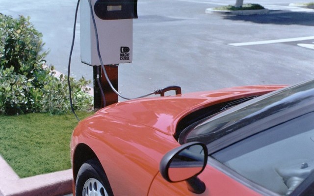 駐車料金ゼロなら、電気自動車を買いますか?