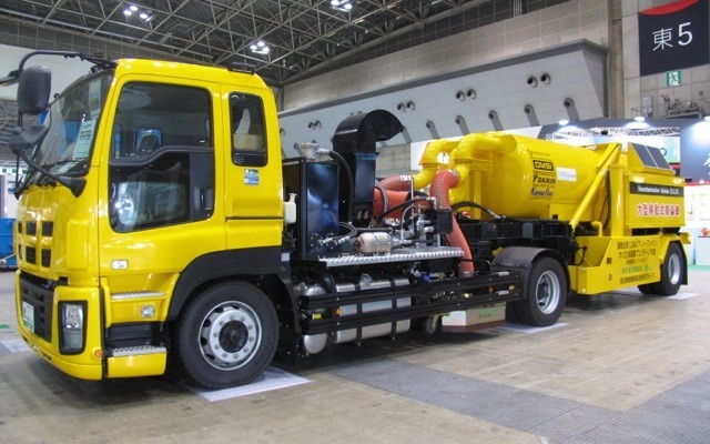 花見台自動車が開発した大型移動式除染車。全長11.9mだが、トレーラーなので比較的小回り性もいいそうだ