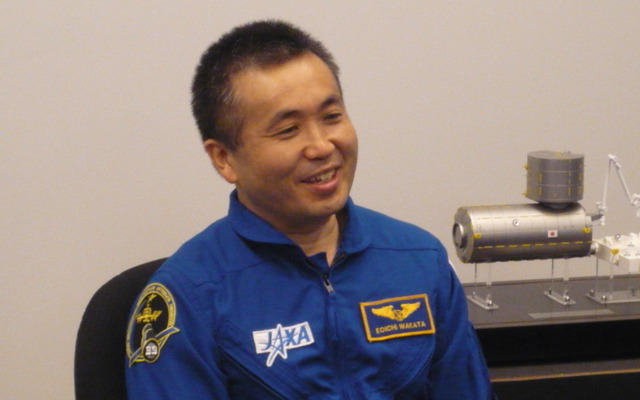 記者会見を行う若田宇宙飛行士（出典：JAXA）