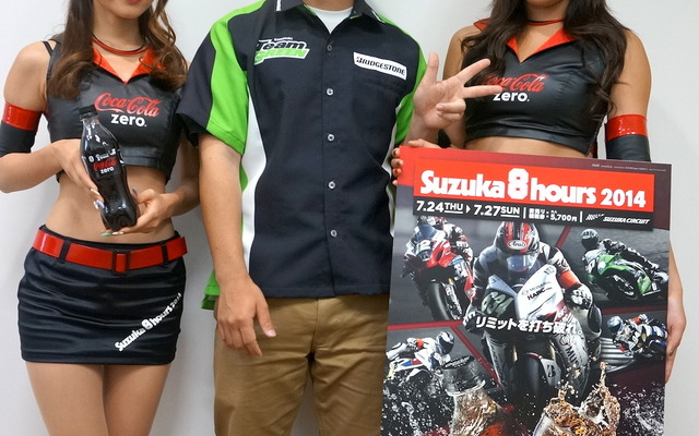 渡辺一樹選手と鈴鹿サーキットレースクイーンの野中一希さん（左）＆板垣里奈さん（右）