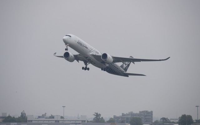 初期長時間フライト試験へ離陸するA350　XWB