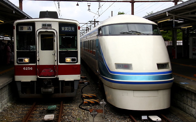 東武日光駅に停車中の特急スペーシア（右）。このほど、新宿～東武日光・鬼怒川温泉間のJR・東武直通特急にJR東日本のネット予約割引「えきねっとトクだ値」が初めて設定されることになった。