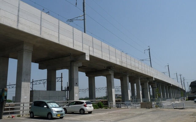 高架橋などの施設がほぼ完成した北陸新幹線（写真は将来の金沢以西延伸部の線路となる、金沢駅から白山総合車両基地に伸びる車庫線）。8月から走行試験の実施区間が長野～金沢間の全区間に拡大する。