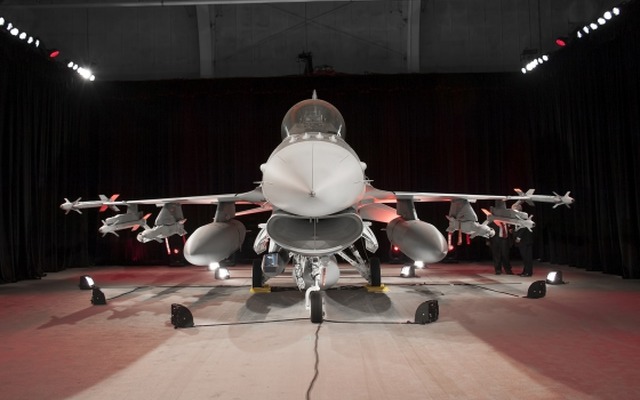 ロッキード・マーティン、イラク空軍向けF-16初号機を納入（納入式典の様子）