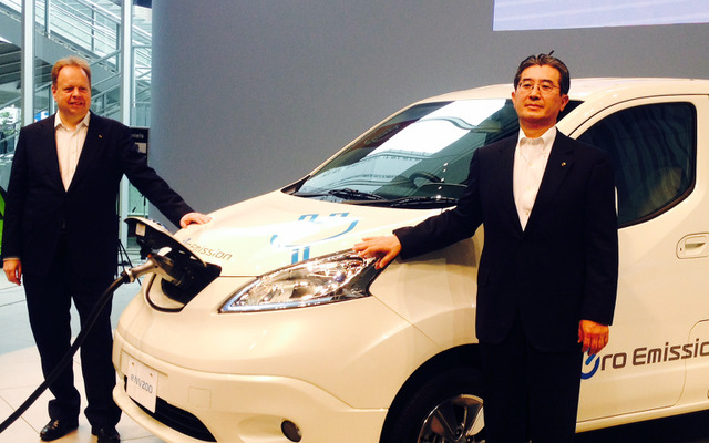 日産自動車アンディ・パーマー副社長（左）と片桐隆夫副社長（右）