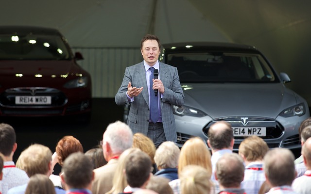 英国ロンドンでモデルSの右ハンドル車の納車イベントに登場したテスラモーターズのイーロン・マスクCEO