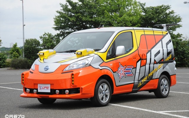 東京おもちゃショー14】日産、ウルトラマンギンガSに登場するEV 東京おもちゃショー14】日産、ウルトラマンギンガSに登場するEV