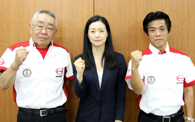 左から菅原義正代表、若林葉子さん、羽村勝美選手