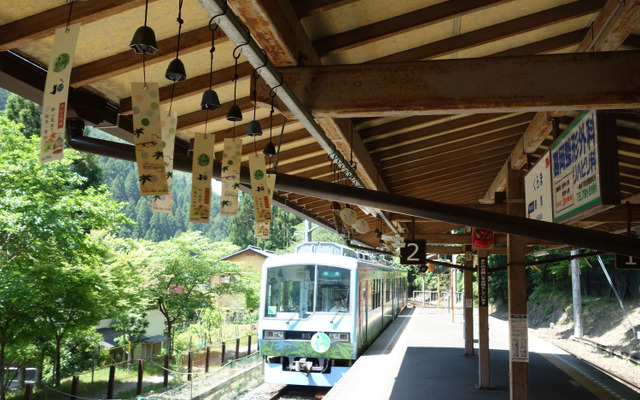 叡山電鉄は「悠久の風」キャンペーンにあわせ、南部風鈴約100個を鞍馬駅につり下げた。奥に見える電車は「悠久の風」号ヘッドマークを掲出した800系（815＋816号編成）。