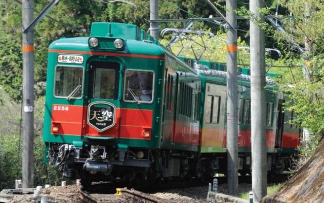 運転開始からまもなく5周年を迎える南海高野線の観光列車『天空』。ヘッドマーク掲出などの記念企画を6月から11月まで実施する。