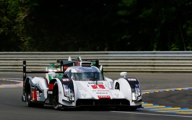 練習走行中のアウディR18 e-トロン・クワトロの1号車